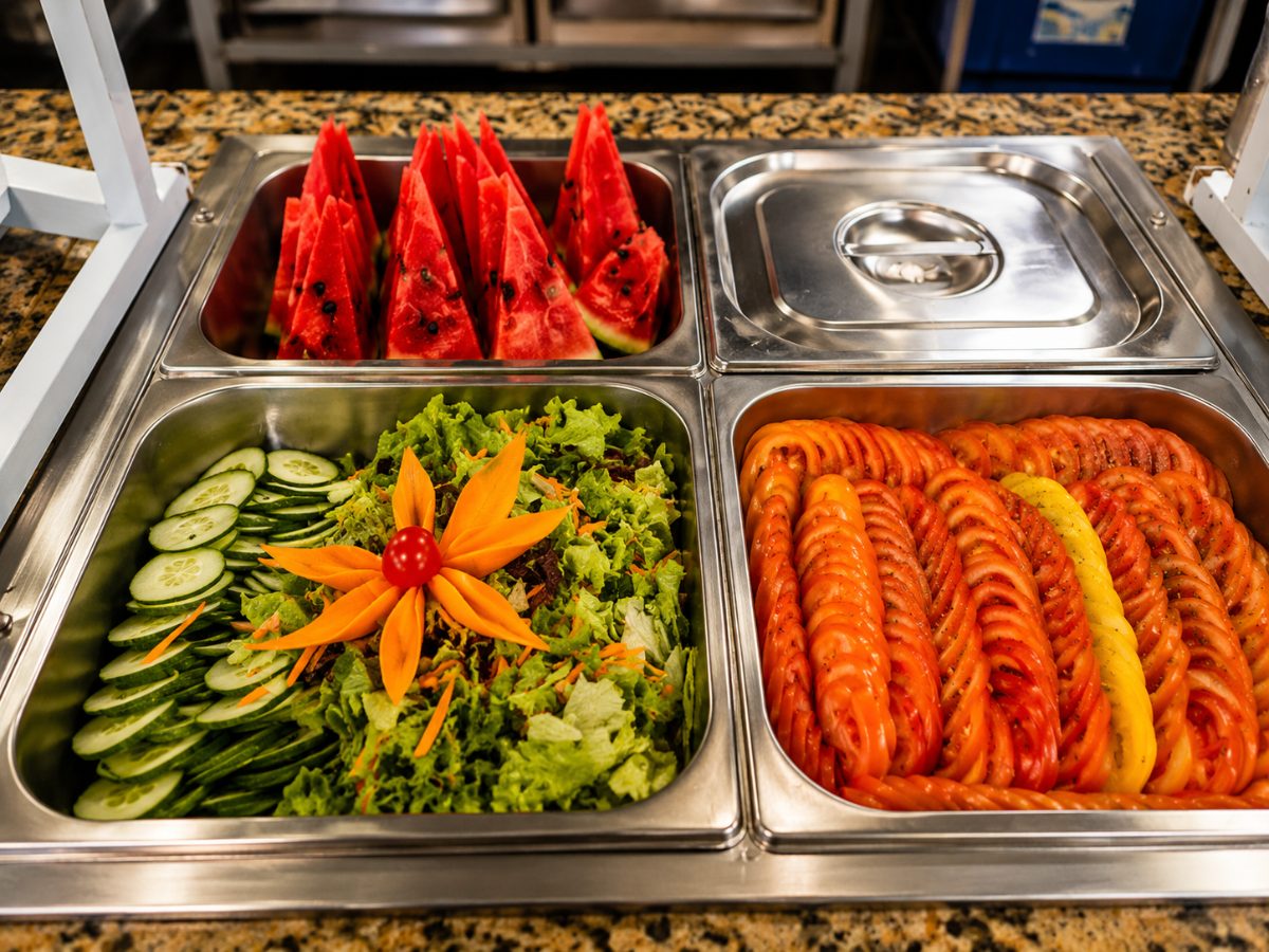 Saladas e frutas frescas