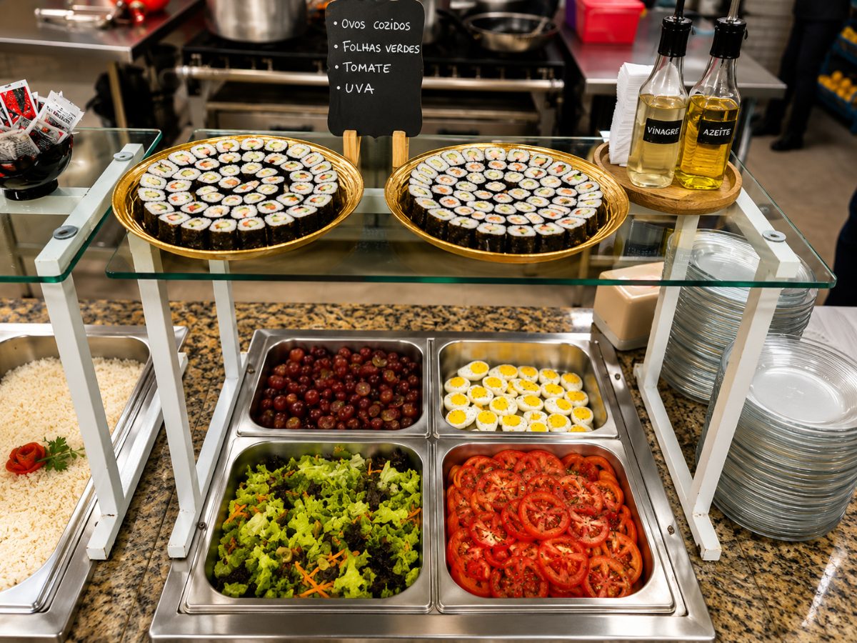 Buffet de saladas e sushi