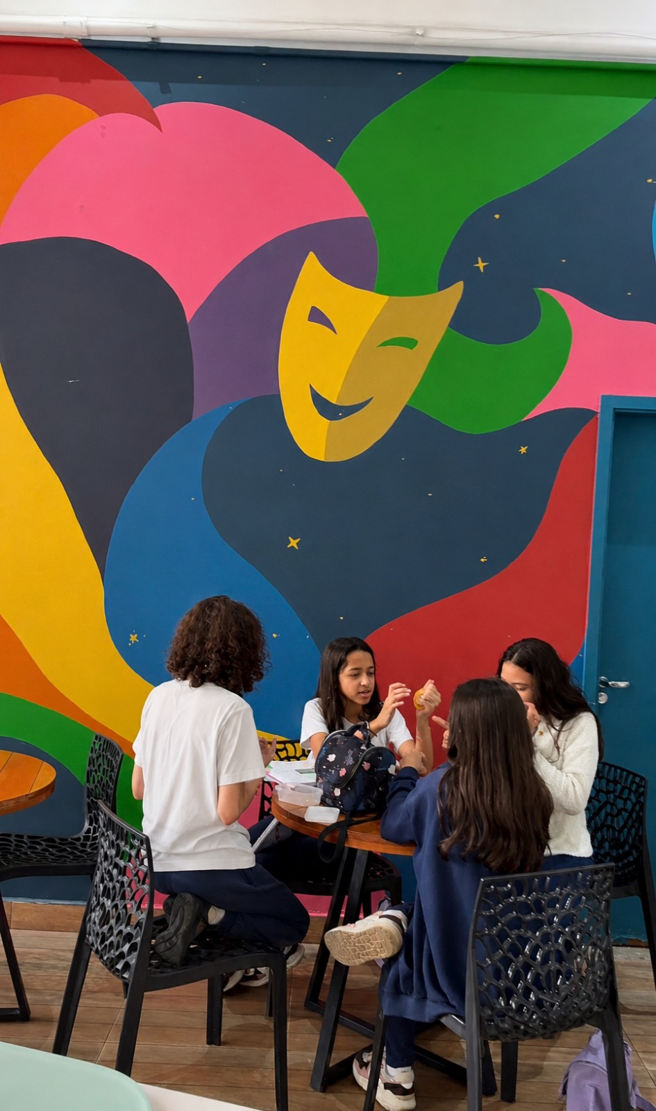 Alunos reunidos no espaço de convivência