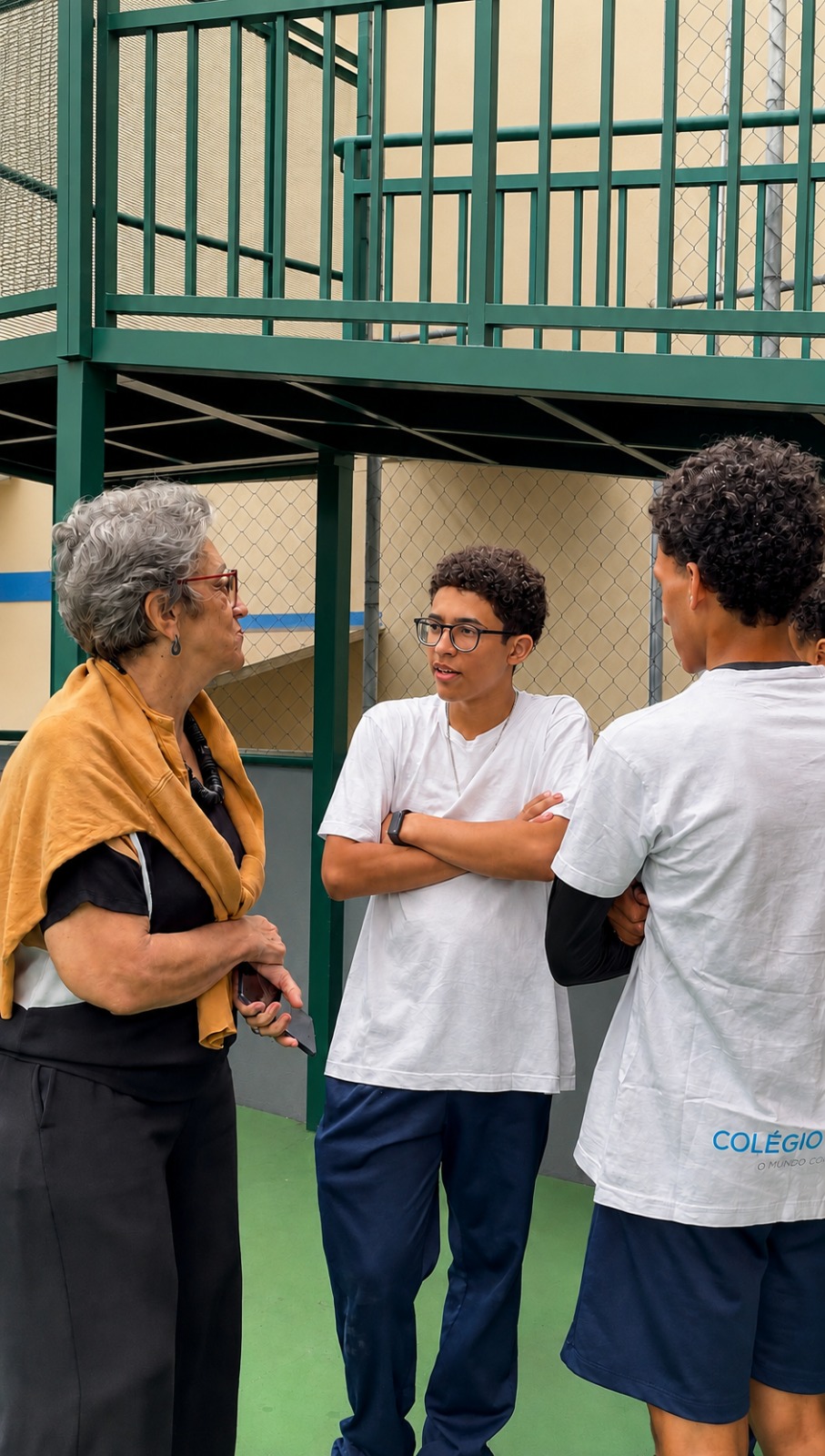Conversa entre professora e alunos no pátio