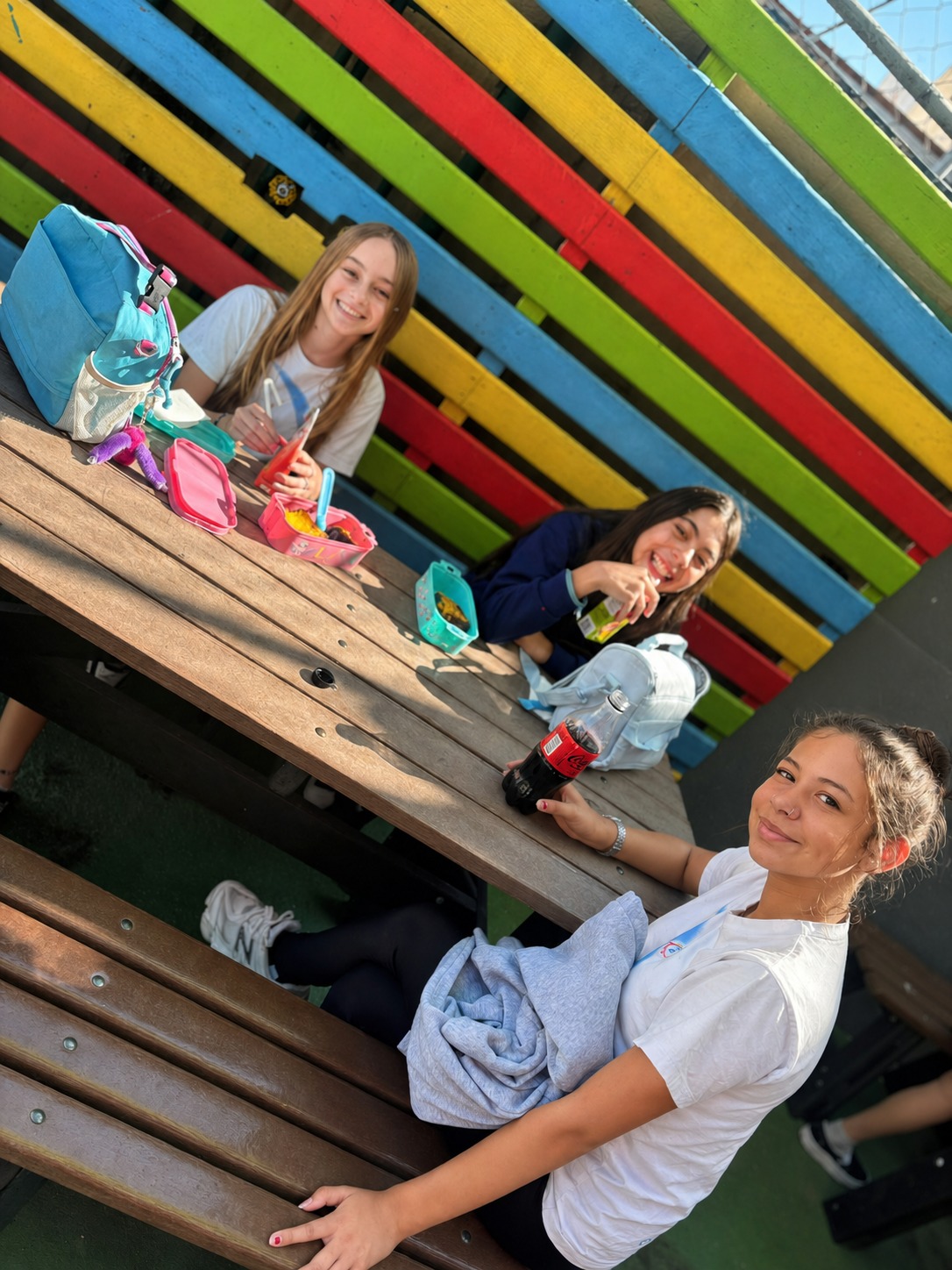 Alunas no intervalo nas mesas do pátio