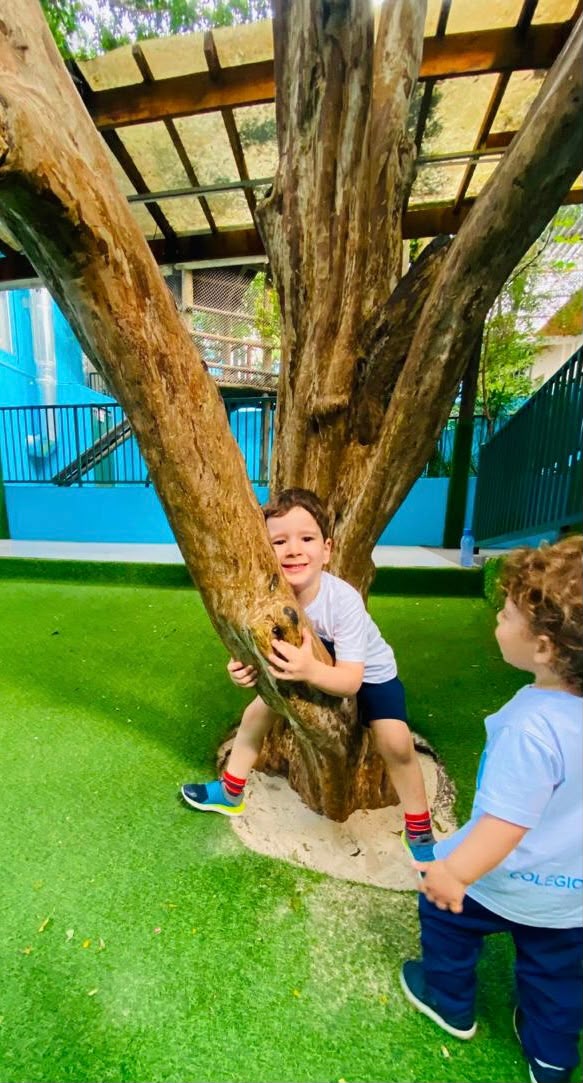 Crianças brincando no jardim