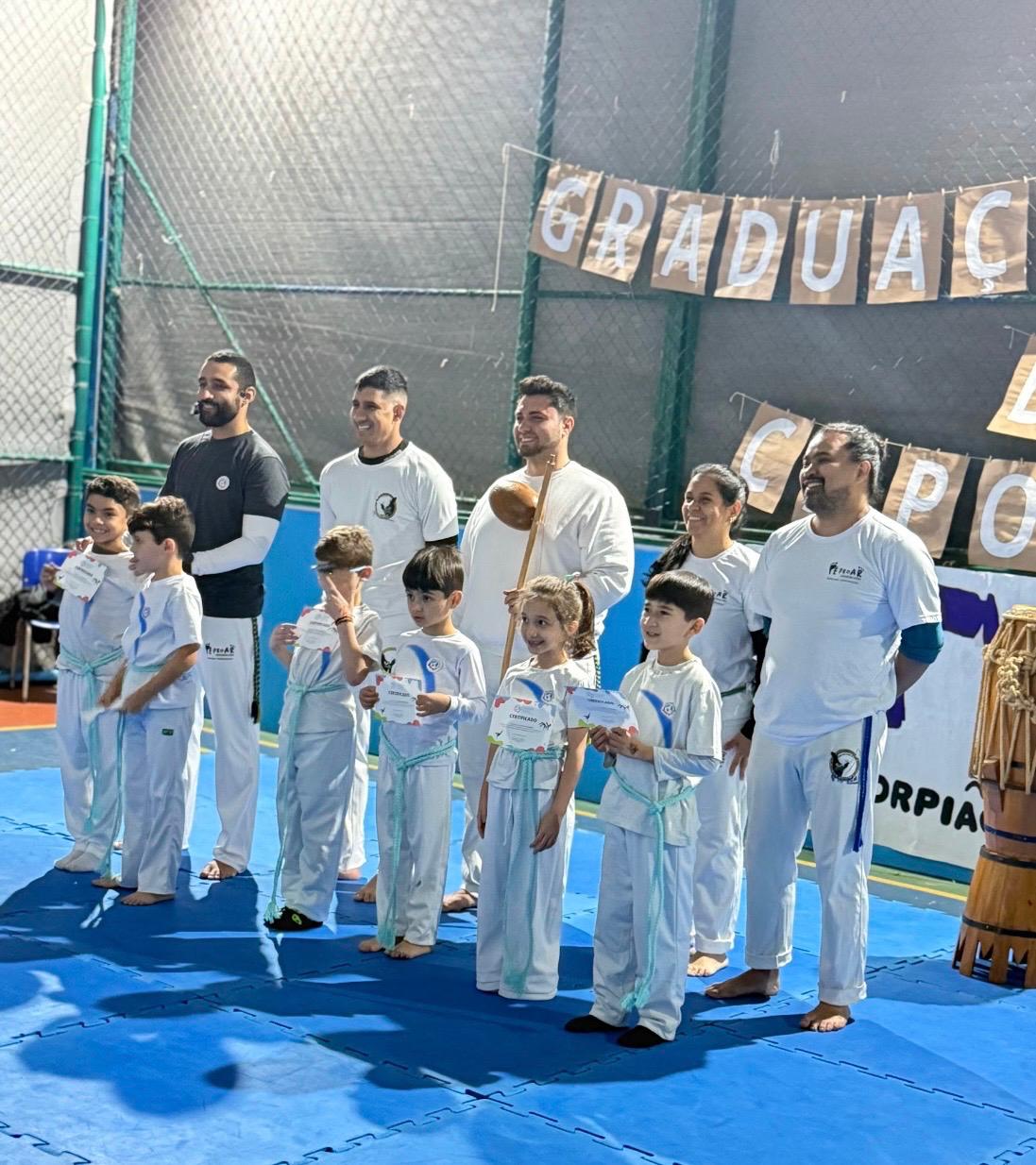 Graduação de capoeira com alunos e mestres