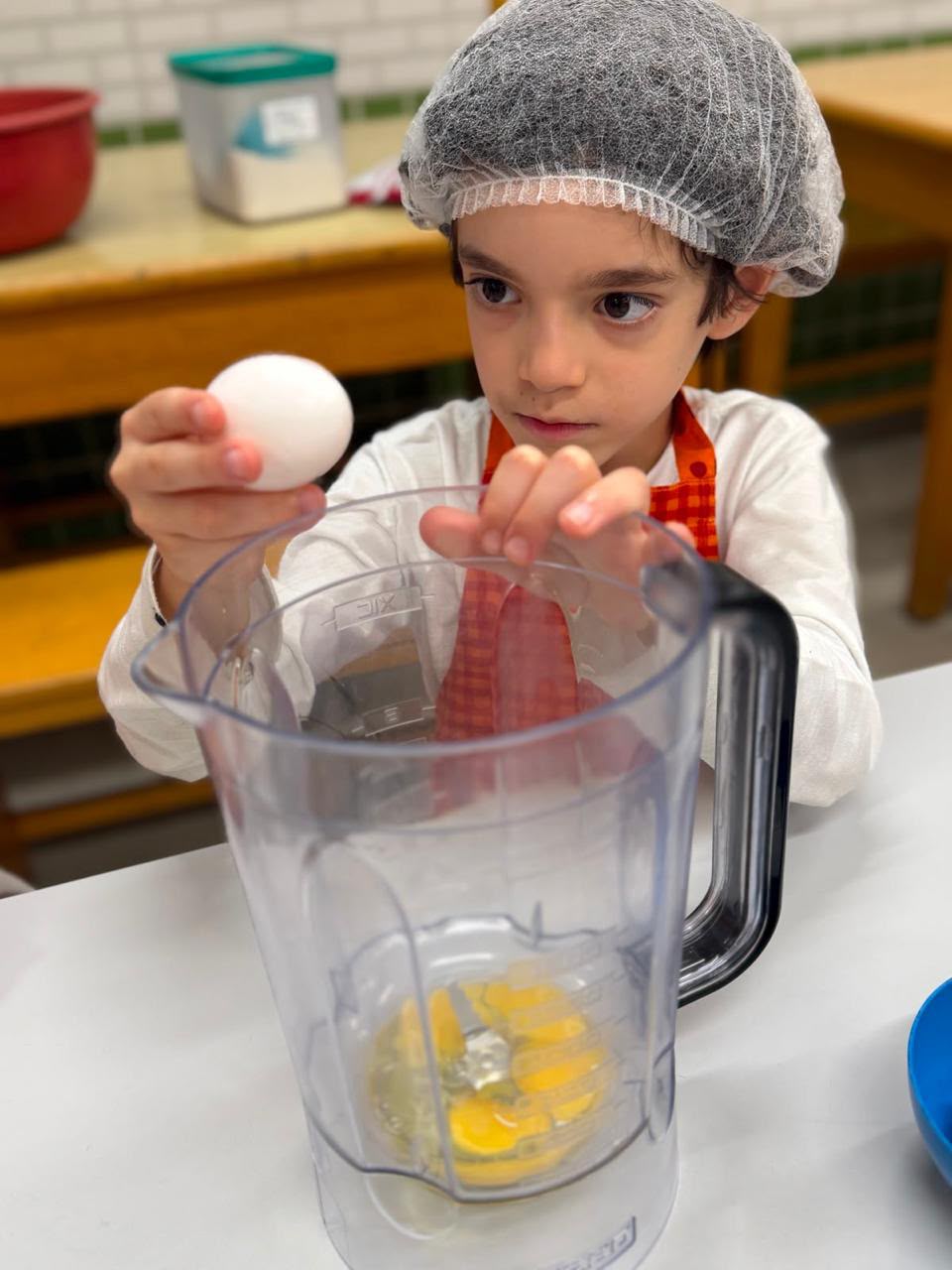 Criança na atividade de culinária