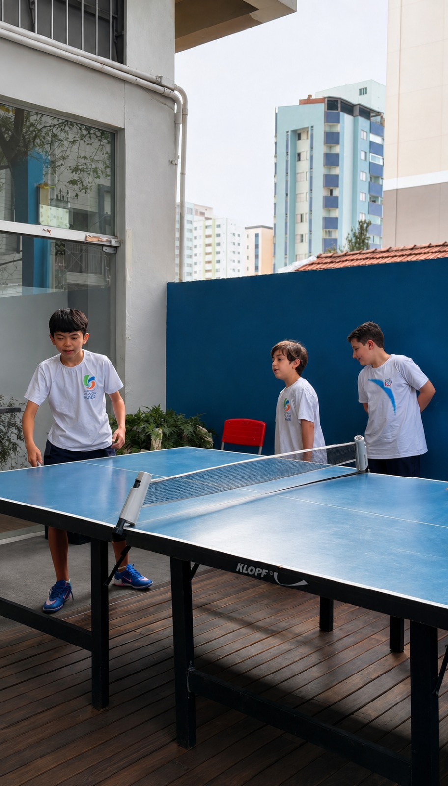 Alunos jogando pingue-pongue no deck