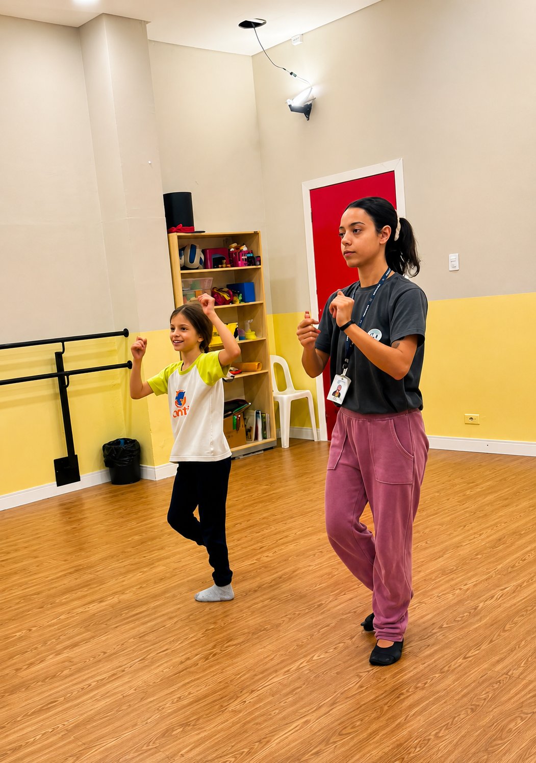 Aluna e professora dançando na sala de dança