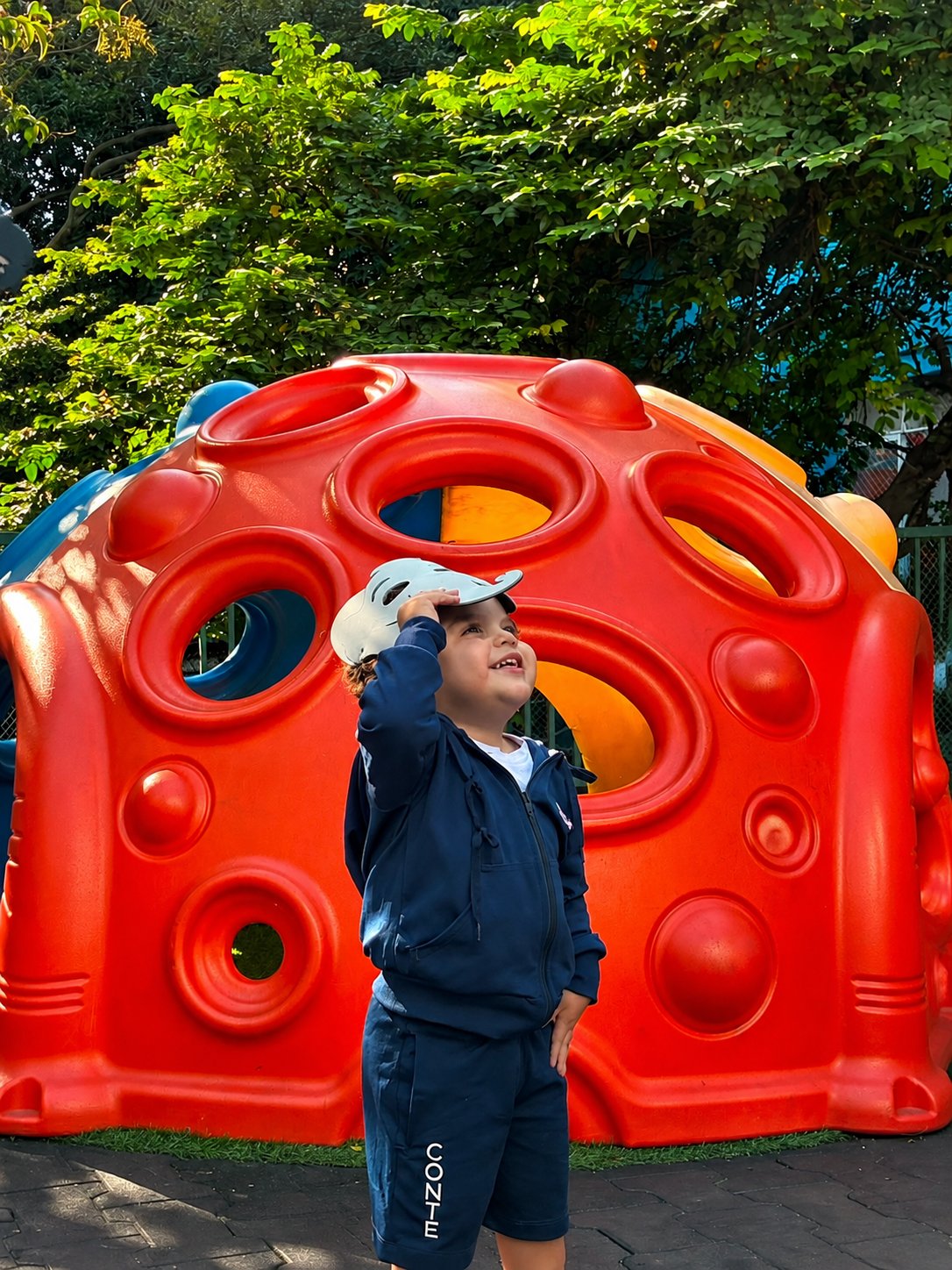 Criança brincando no parque ao ar livre