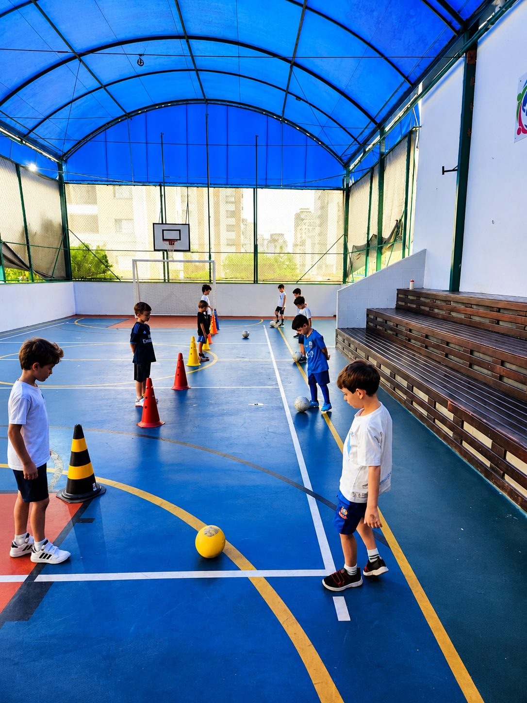 Treino de futsal na quadra coberta