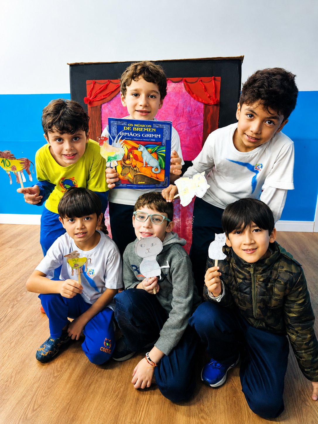 Alunos com fantoches do projeto Os Músicos de Bremen